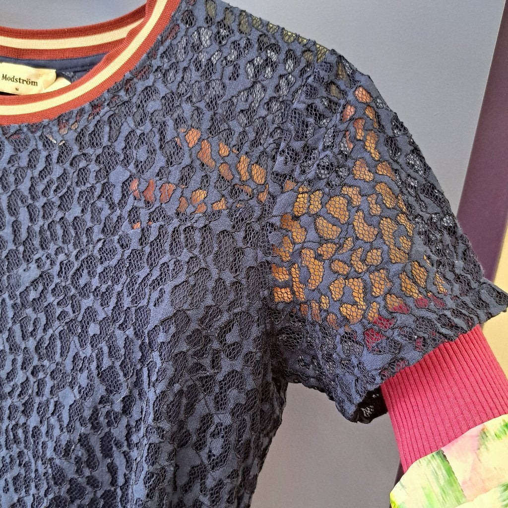 Modström blauwe kant jurk (kort) met rode rand M nr 41969, Maat 38/40 (M), Blauw, ., Ophalen of Verzenden
