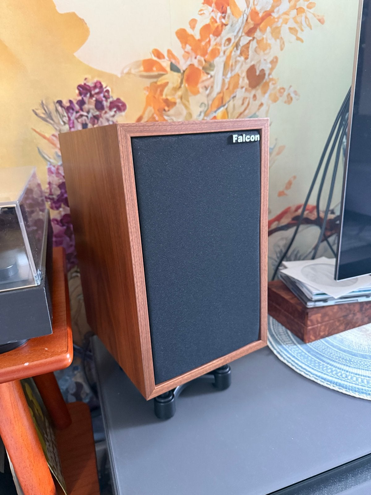 Falcon Q7 walnut met gold badge crossover en ISO-130