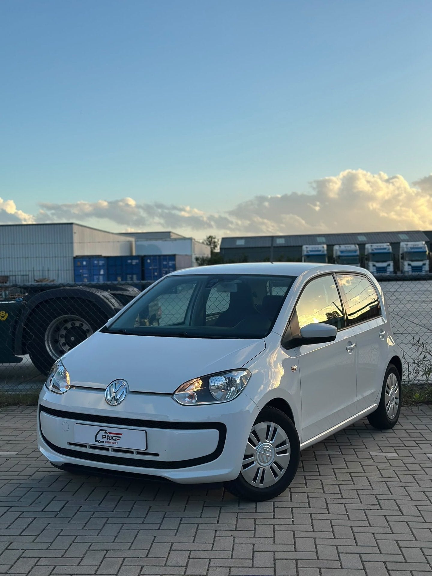 Volkswagen Up! 1.0 move up! BlueMotion AIRCO - BLEUTOOTH, Voorwielaandrijving, Gebruikt, 840 kg, Wit