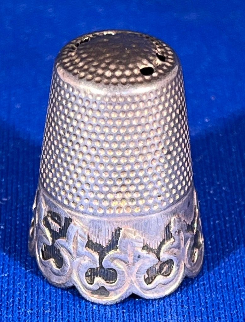 Antieke verzilverde vingerhoed, Verzamelen, Gebruikt, Reliëf, Ophalen of Verzenden, Nederland