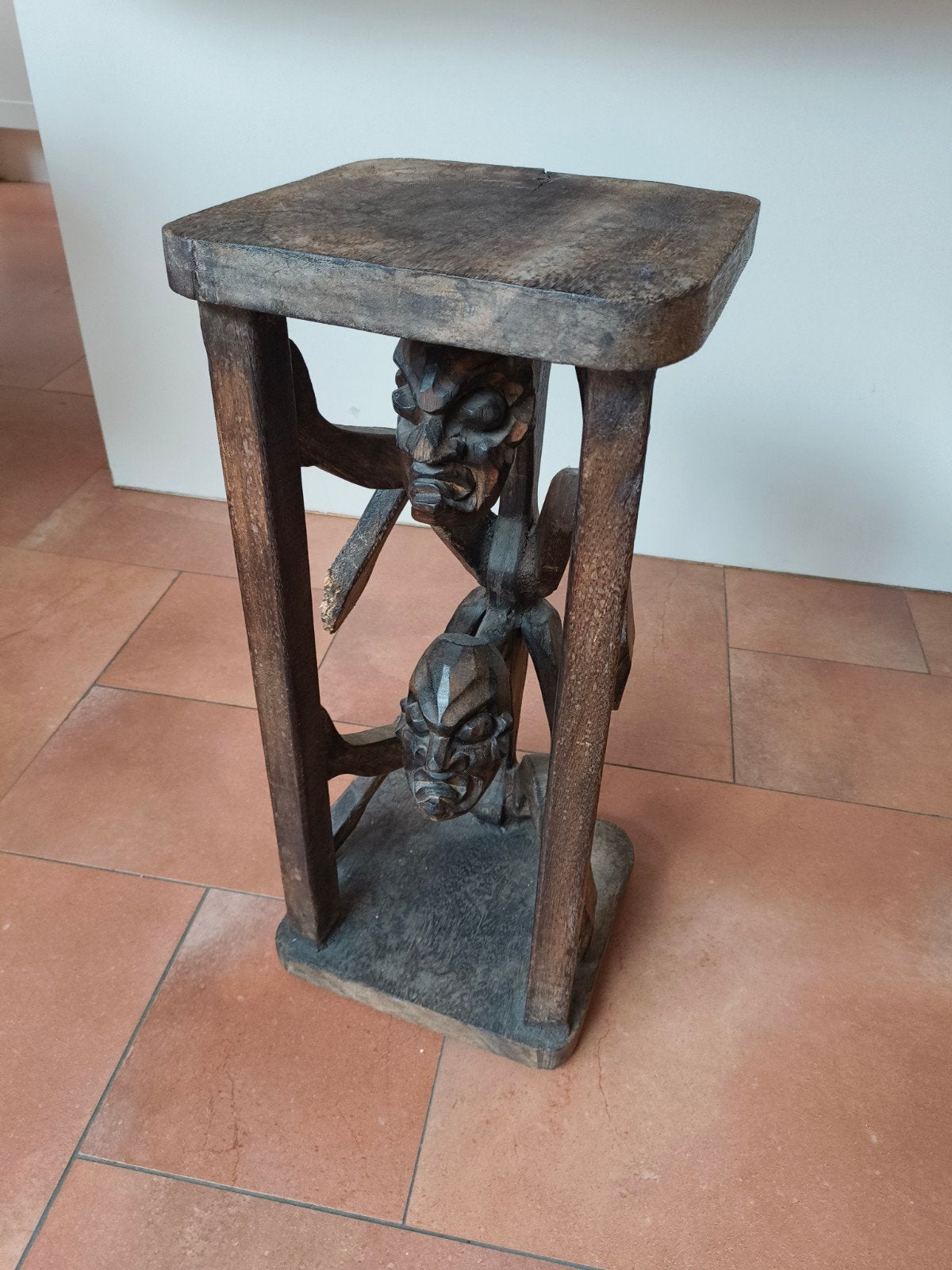 Unieke handgesneden houten bijzettafel met figuren, Antiek en Kunst, Ophalen