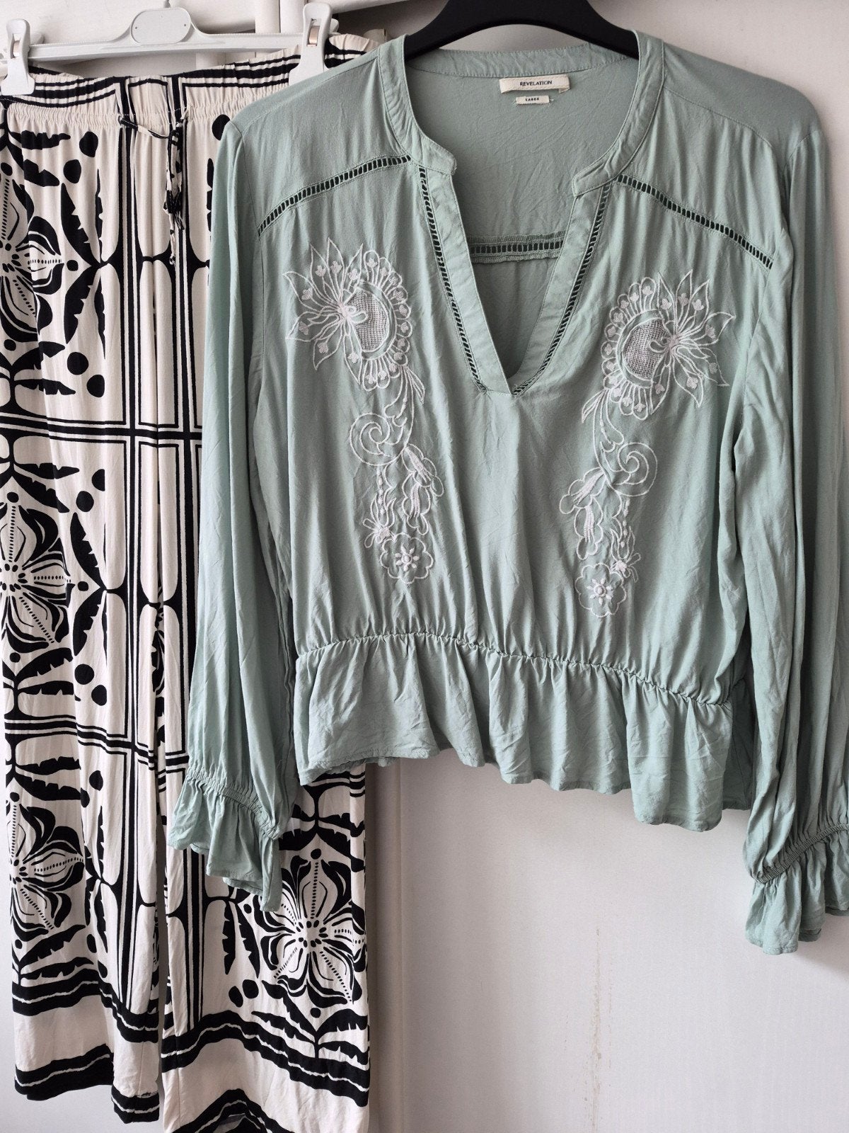set broek zwart wit,  blouse oud groen met borduursel L boho, Maat 42/44 (L), Ophalen of Verzenden, Zo goed als nieuw, Lang