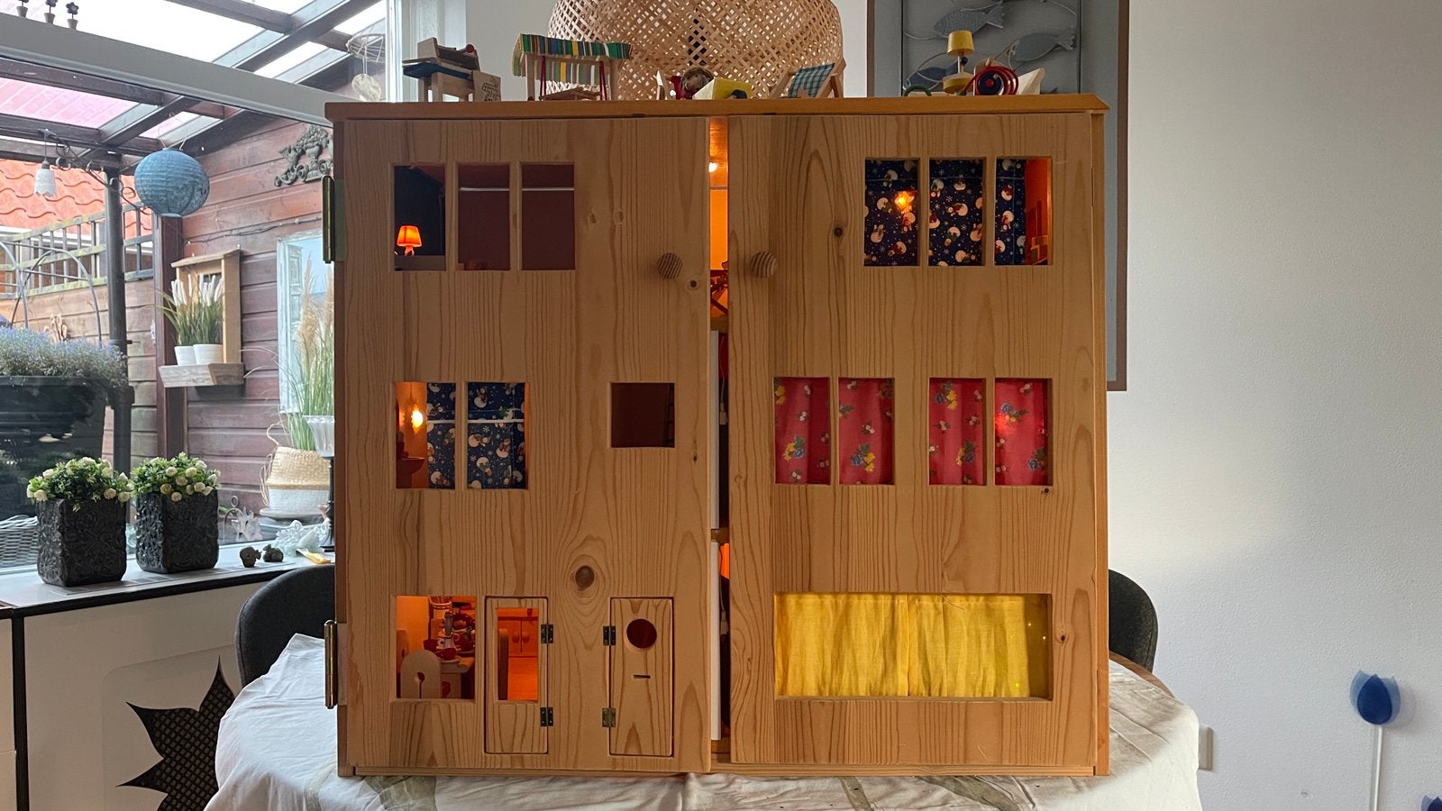 Poppenhuis van hout met echt werkende lampjes, Verzamelen, Poppenhuizen en Toebehoren, Ophalen, Gebruikt, Poppenhuis
