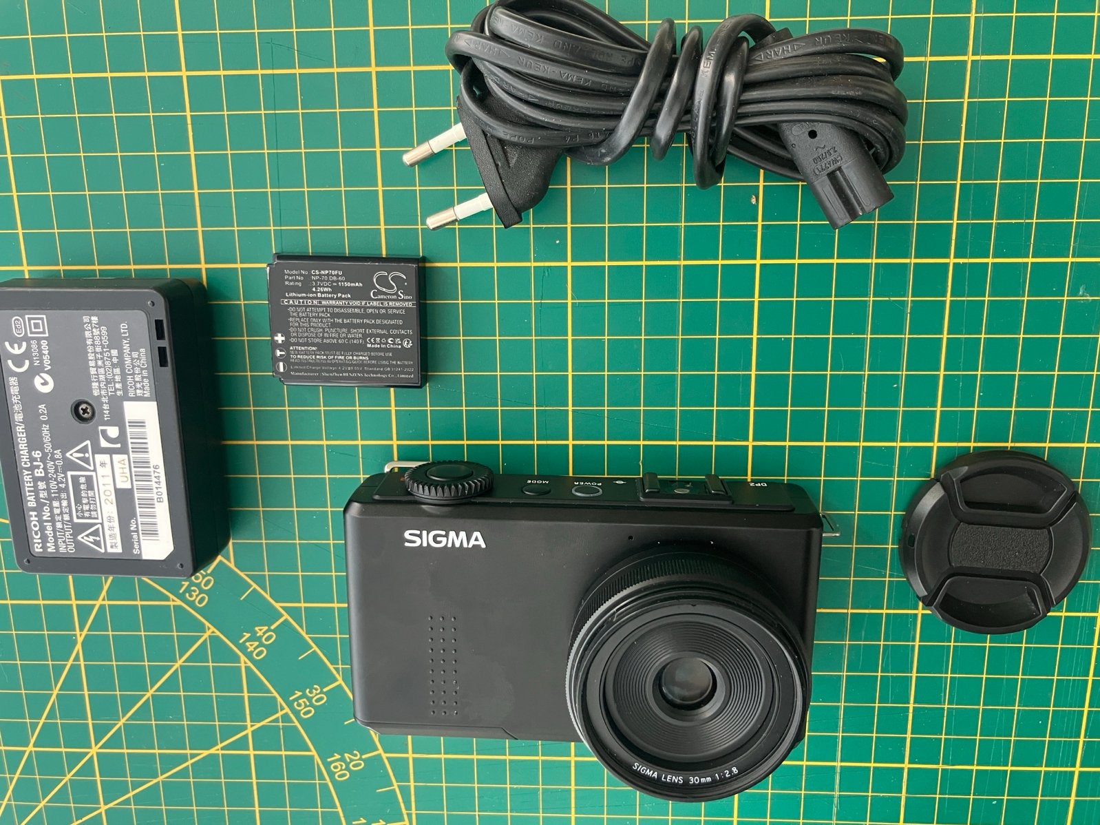 Sigma dp2 Merrill met twee accu's en acculader, Gebruikt, Ophalen of Verzenden, Compactcamera, Accu