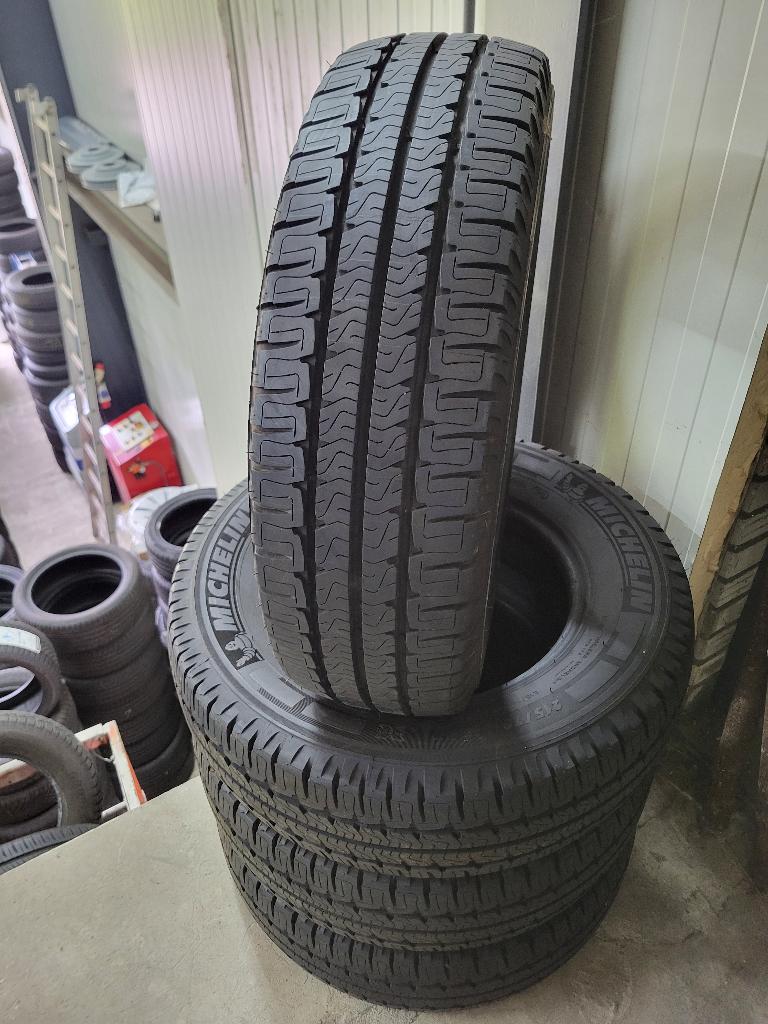 4 x 215/70/15 C Michelin Agilis ZGAN 8mm 250,- Incl montage!