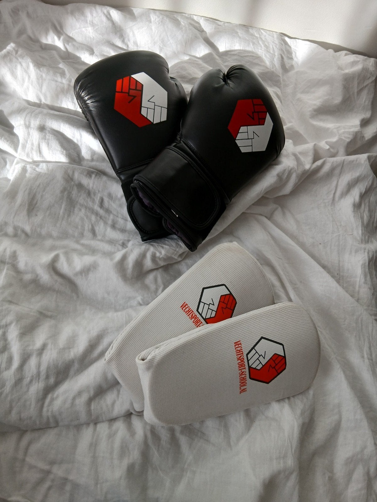 Vechtsport set: bokshandschoenen en scheenbeschermers, Overige, Vechtsportbescherming, Ophalen of Verzenden, Zo goed als nieuw