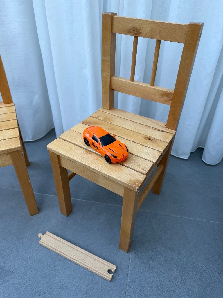 Mooie  kinderstoeltjes - grenen in zeer stevige lak, Kinderen en Baby's, Ophalen, Zo goed als nieuw, Stoel(en)
