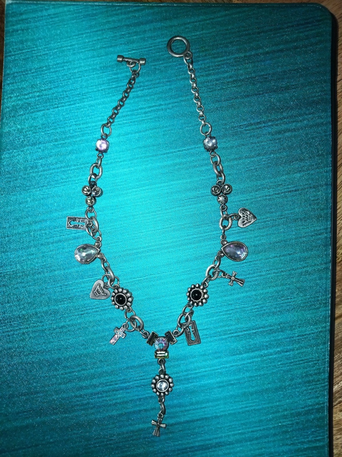Zilverkleurige bedelketting met kruisjes en stenen, Overige materialen, Gebruikt, Met bedels of kralen, Ophalen of Verzenden