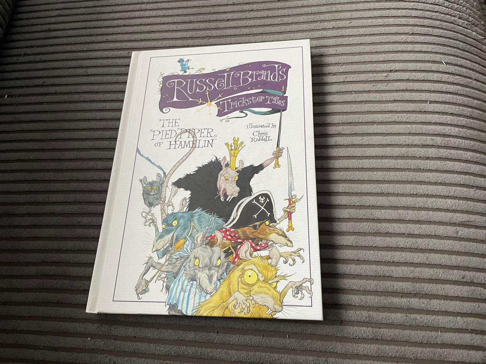 Engels boek Russell brand’s trickster tales the pied Piper, Ophalen of Verzenden, Zo goed als nieuw, Fictie