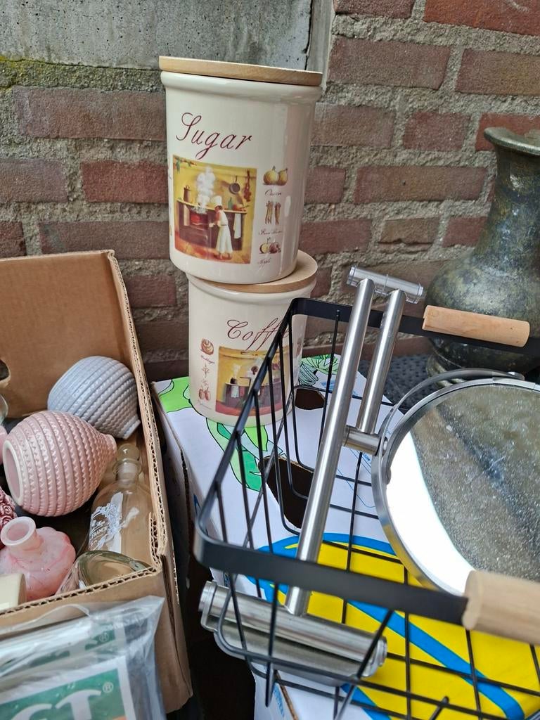 Doos rommelmarkt spulletjes, Ophalen
