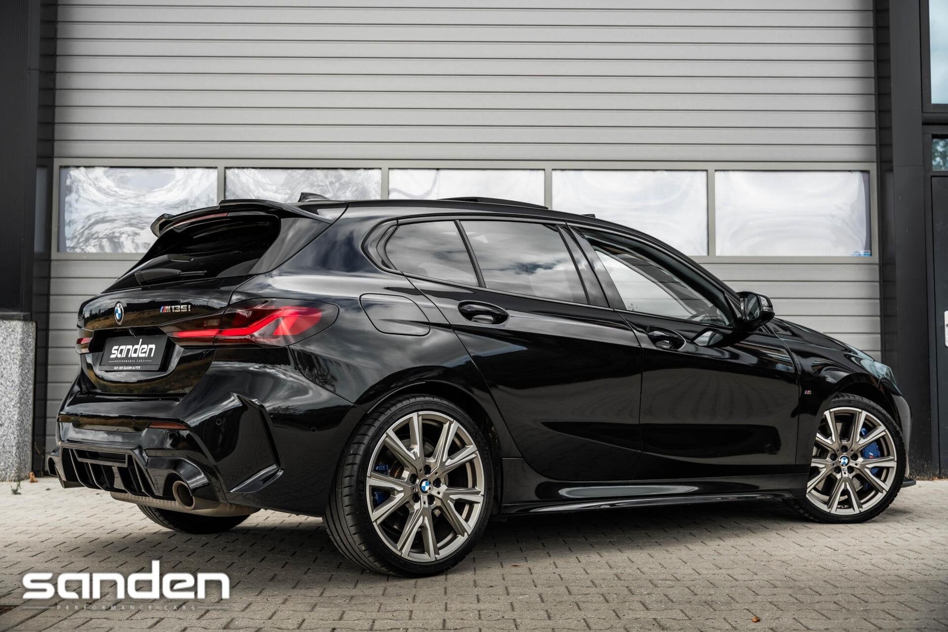 BMW 1-serie M135i xDrive M Sport|Pano|H/K|Sportstoel|HUD|LED, Auto's, 1998 cc, 4 cilinders, Zwart, Bedrijf