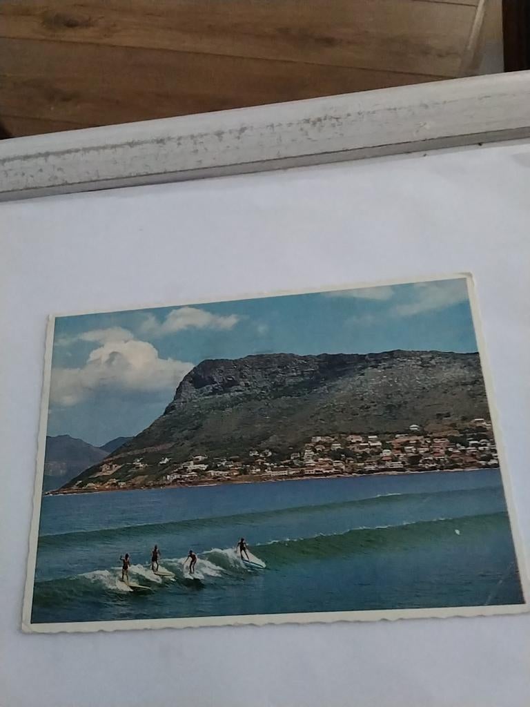 STRAND BIJ FISH HOEK.  ZUID AFRIKA. / ERVAREN SURFERS, Ophalen of Verzenden
