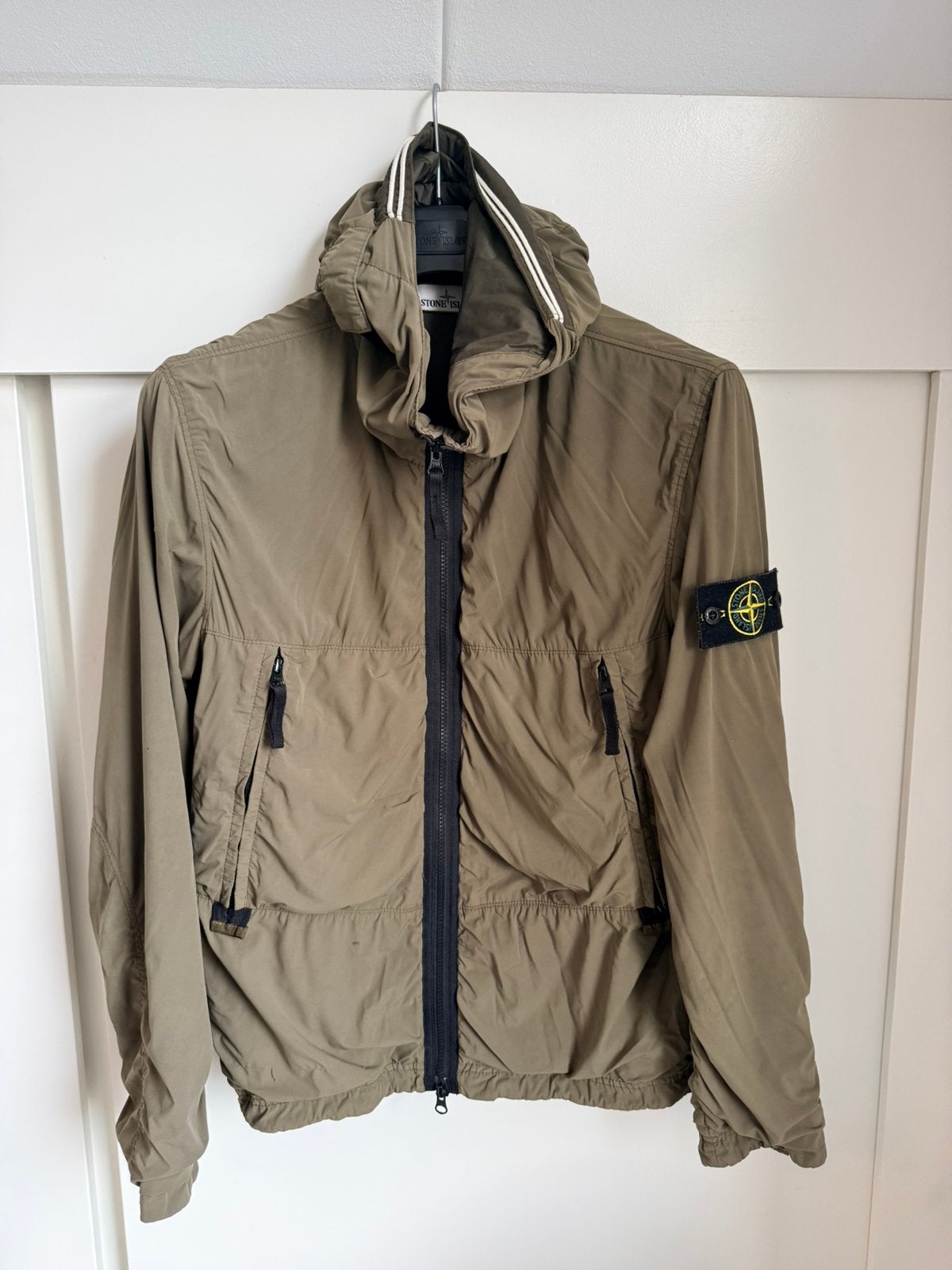 Stone Island zomer/herfstjas olijfgroen inclusief bon maat S, Ophalen, Zo goed als nieuw, Maat 46 (S) of kleiner, Groen