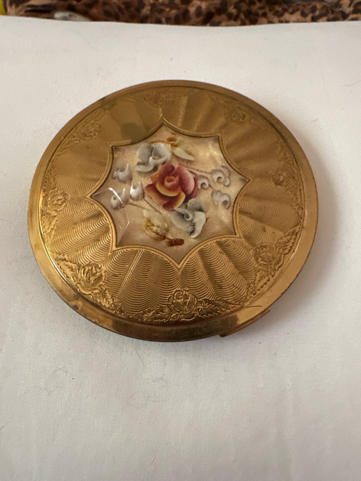 Vintage gouden poederdoosje met bloemmotief, Antiek en Kunst, Ophalen