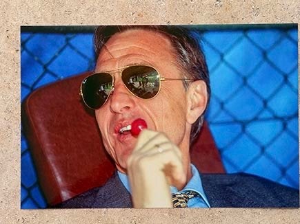 Org kl foto 20x30 cm Johan Cruijff coach Barcelona met lolly, Verzenden, Nieuw, Ajax, Poster, Plaatje of Sticker