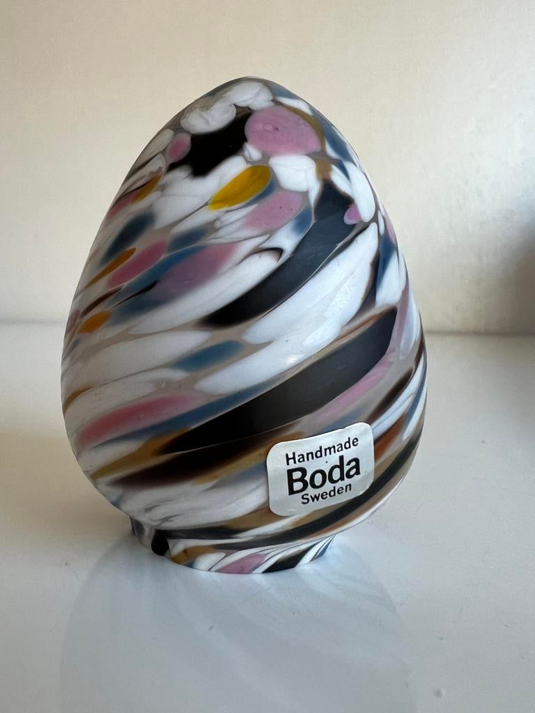 Kosta Boda Egg Glasobject Monica Backström Roze Confetti, Antiek en Kunst, Ophalen of Verzenden