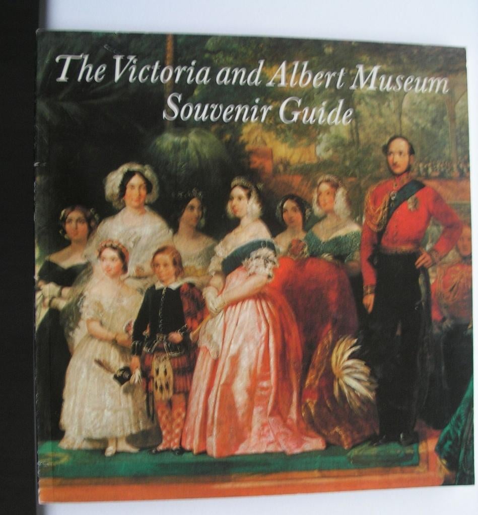 The Victorian and Albert Museum Souvenir Guide, Europa, Ophalen of Verzenden, Reisgids of -boek, Gelezen