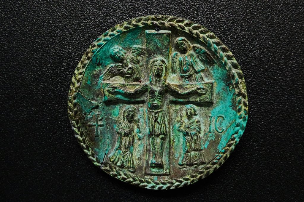 Bronzen icoon plaquette hanger afbeelding kruisiging Jezus, Antiek en Kunst, Antiek | Religie, Ophalen of Verzenden