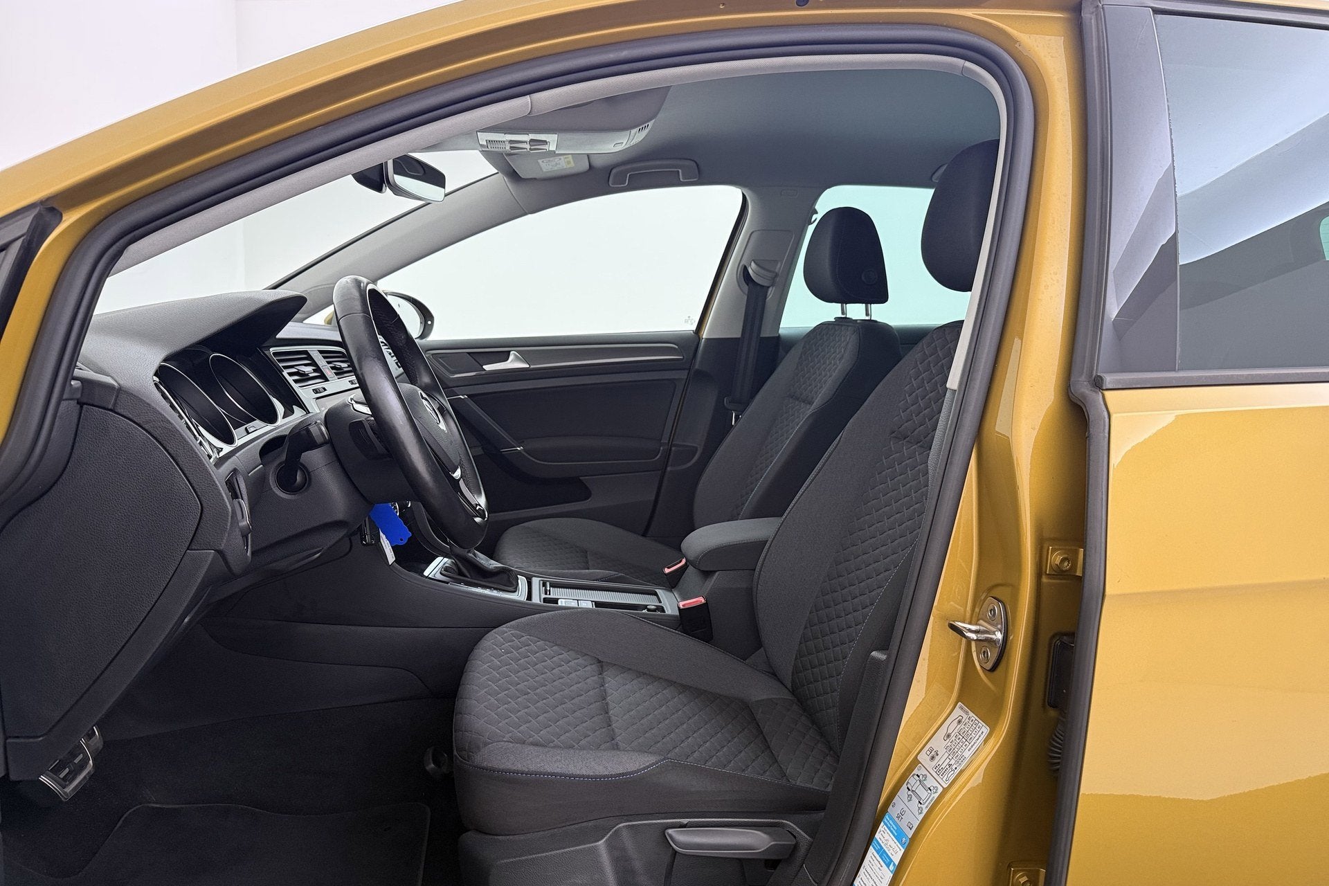 Volkswagen Golf 1.5 TSI Highline Business | CarPlay | Standk, Stof, 4 cilinders, 150 pk, Geel