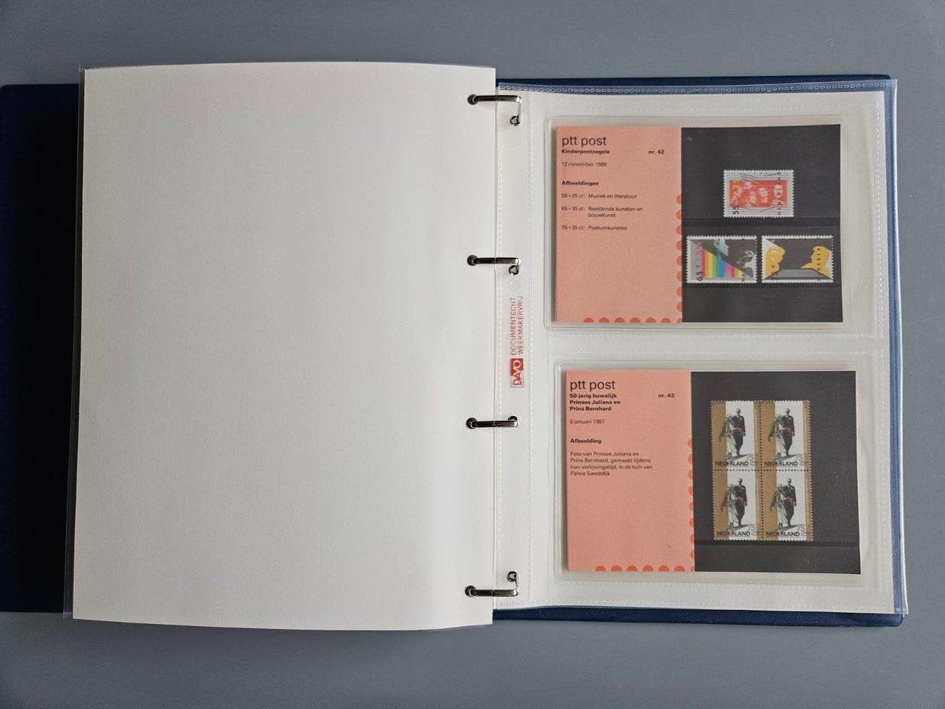 4 albums voor postzegelmapjes waarvan 1 gevuld nr 1 t/m 43, Verzenden, Na 1940, Postfris