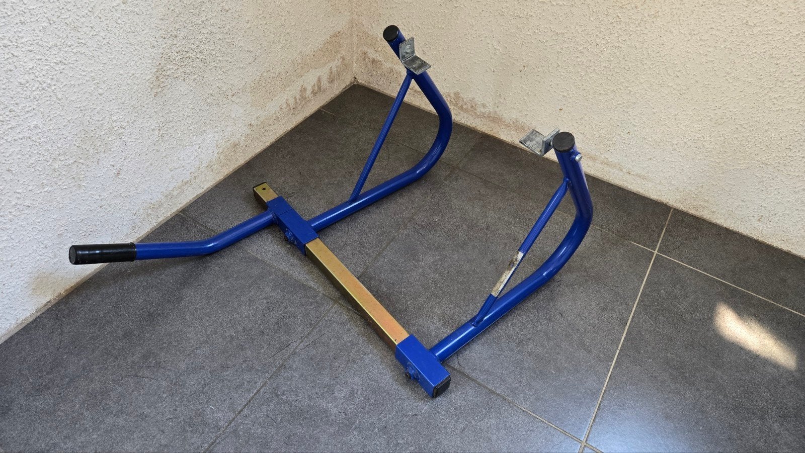 Paddock stand voor motoren met vierkante achterbrug, Ophalen