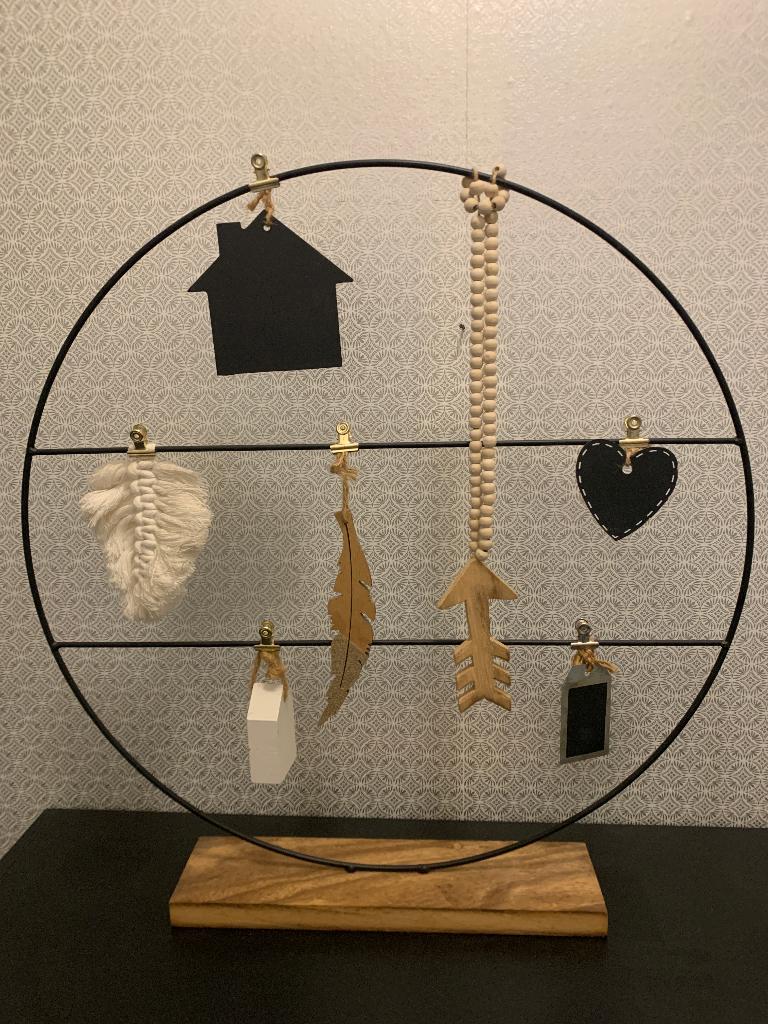 Zwart metalen ring op houten voet met decoraties, Ophalen, Hout, Zwart, Zo goed als nieuw
