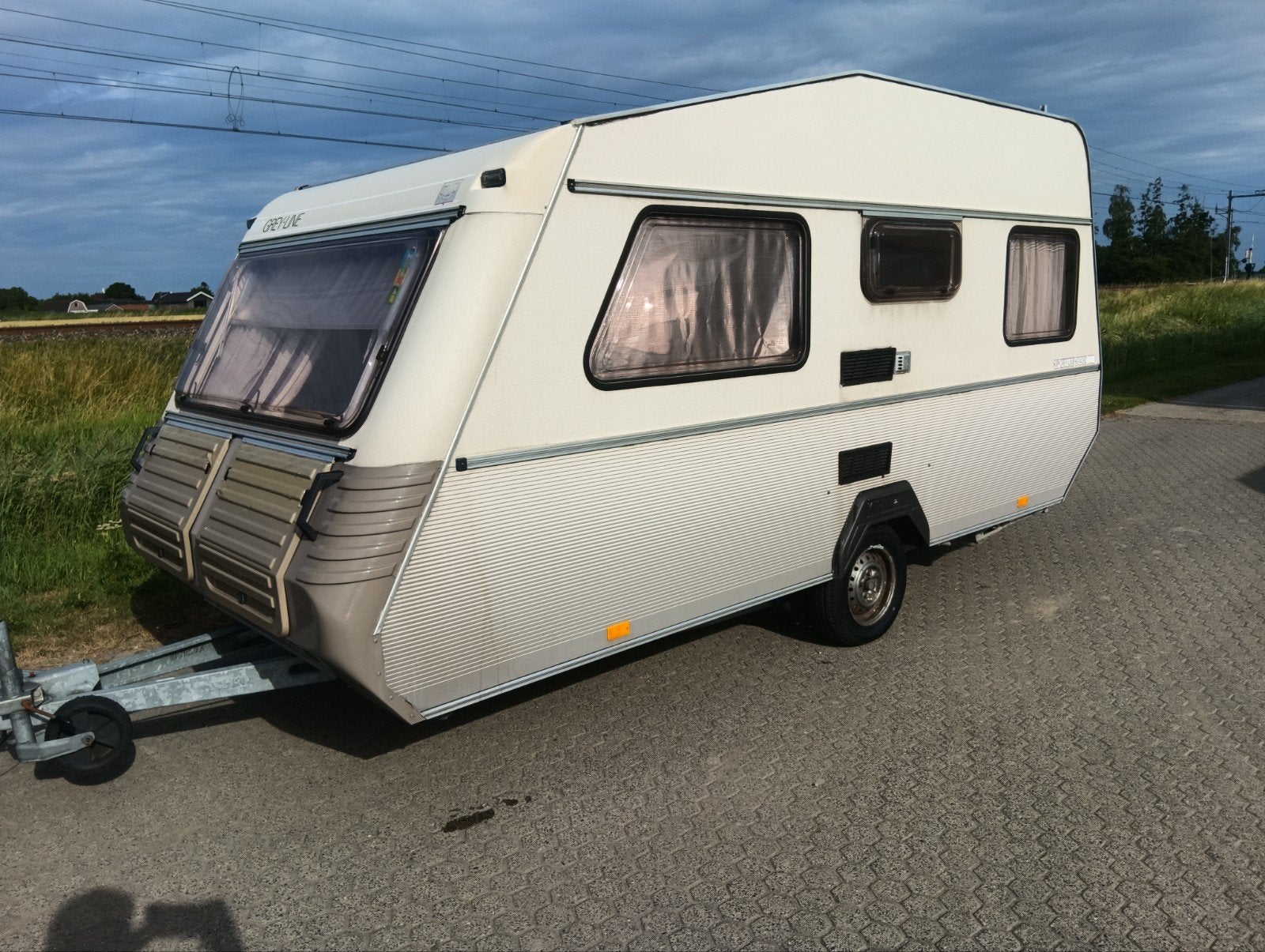 Leuke Kip Caravan incl voortent , recent de banden vervangen, Kip, Particulier, 750 - 1000 kg, Dwarsbed