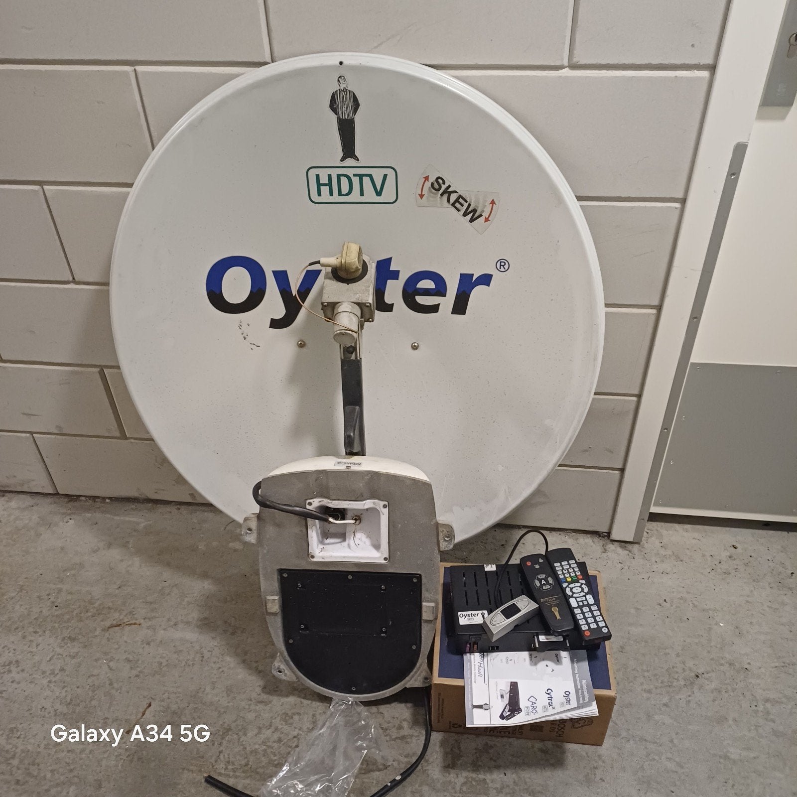 Oyster schotelantenne met afstandsbediening, Audio, Tv en Foto, Ophalen of Verzenden, Gebruikt, (Schotel)antenne, Overige merken