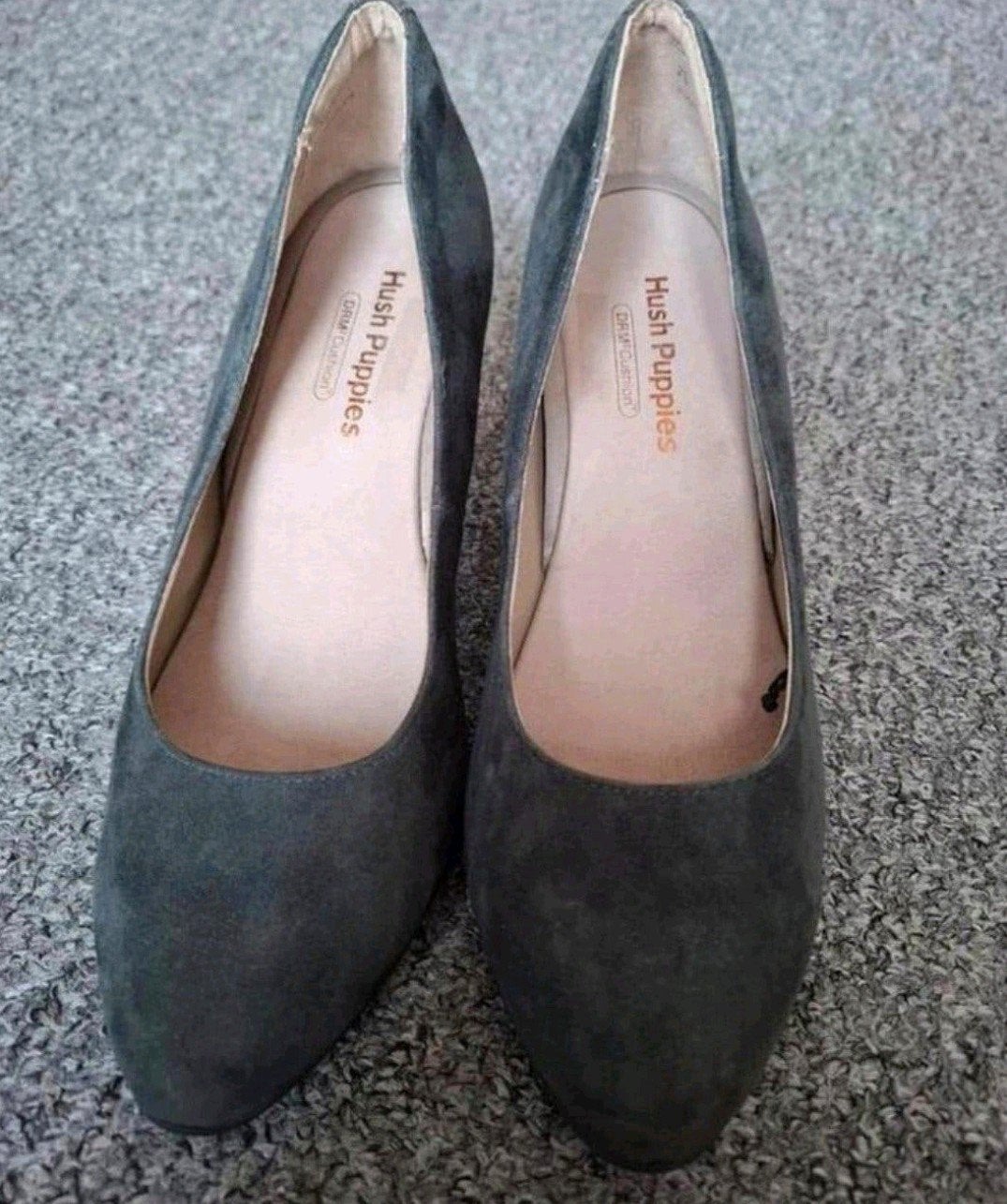 Hush Puppies Dream Comfort pumps - donkergrijs suède look, Pumps, Ophalen of Verzenden, Grijs, Gedragen