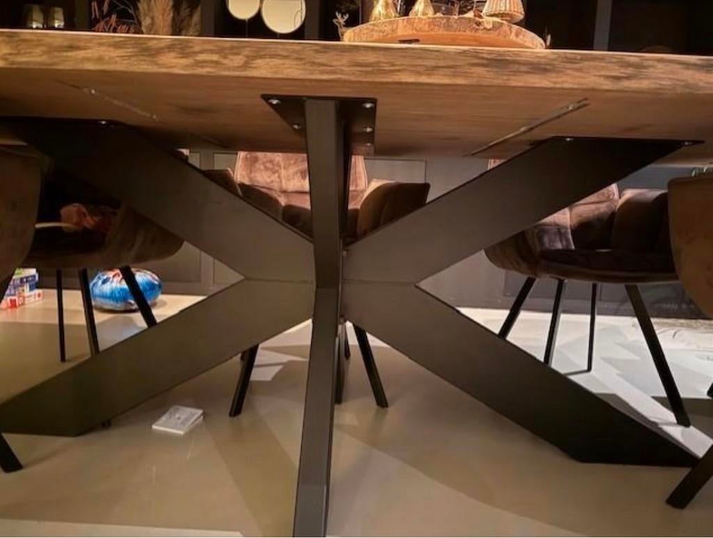 Massief eiken eettafel met zwart kruisonderstel, Gebruikt, Eikenhout, 200 cm of meer, Vijf personen of meer