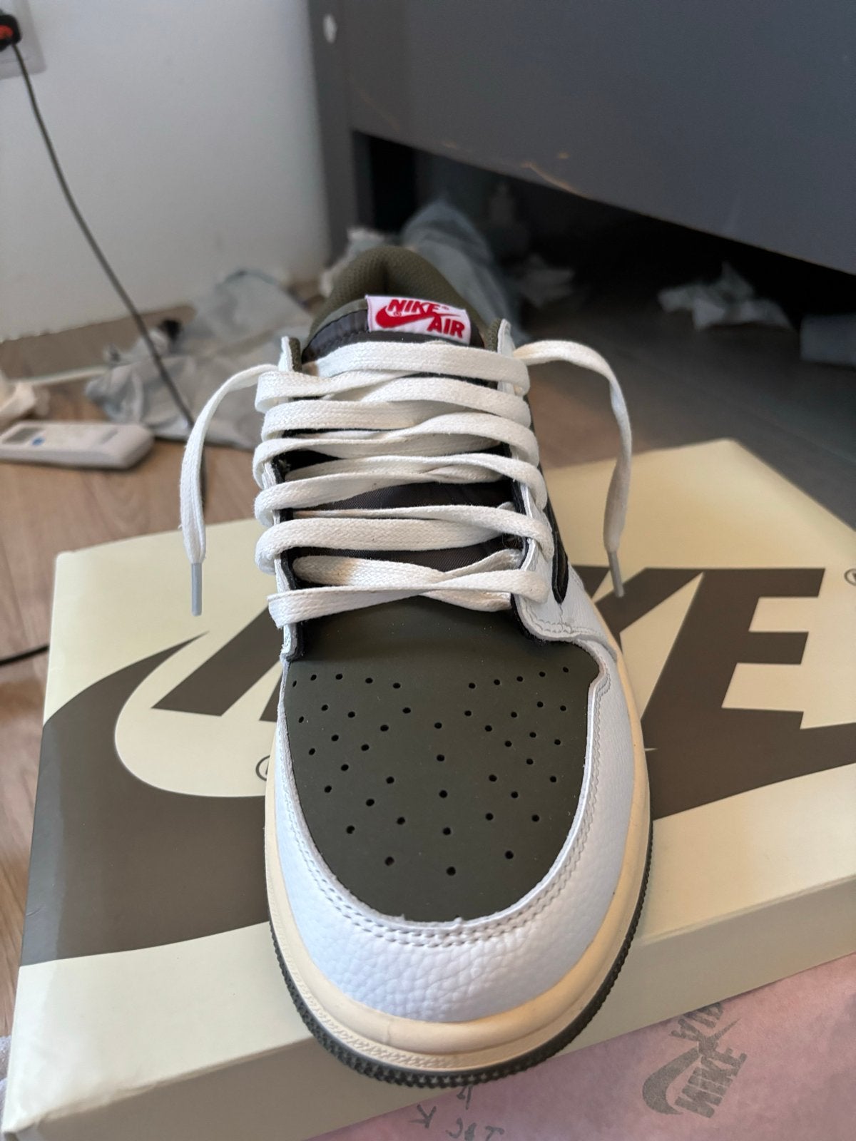 Travis Scott x Air Jordan 1 Low OG 'Olive', Kleding | Heren, Schoenen, Ophalen of Verzenden, Nieuw, Overige kleuren, Sneakers of Gympen