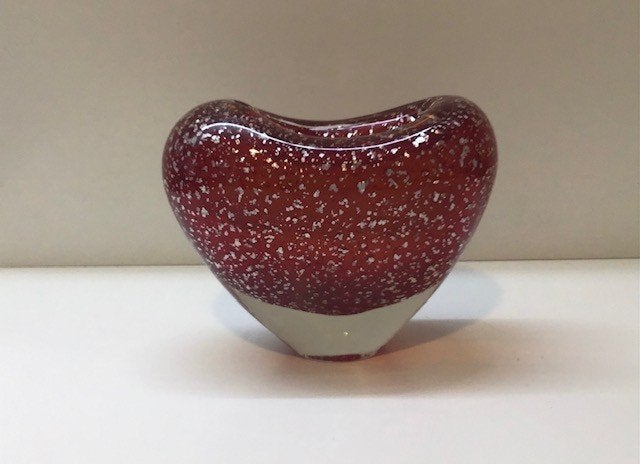 Rode design vaas hartvormig, dikwandig, Huis en Inrichting, Woonaccessoires | Vazen, Ophalen of Verzenden, 13 cm, Rood, Glas