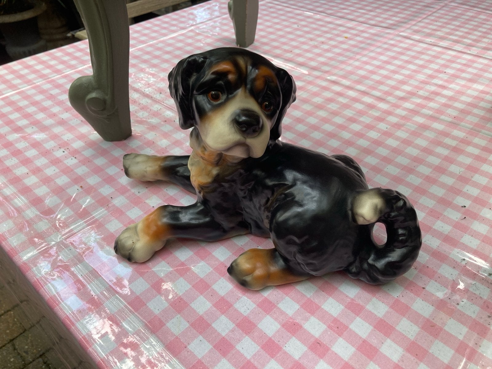 Goebel beeld hond Rottweiler liggend 30 046 17, Verzamelen, Beelden en Beeldjes, Ophalen of Verzenden, Gebruikt, Dier