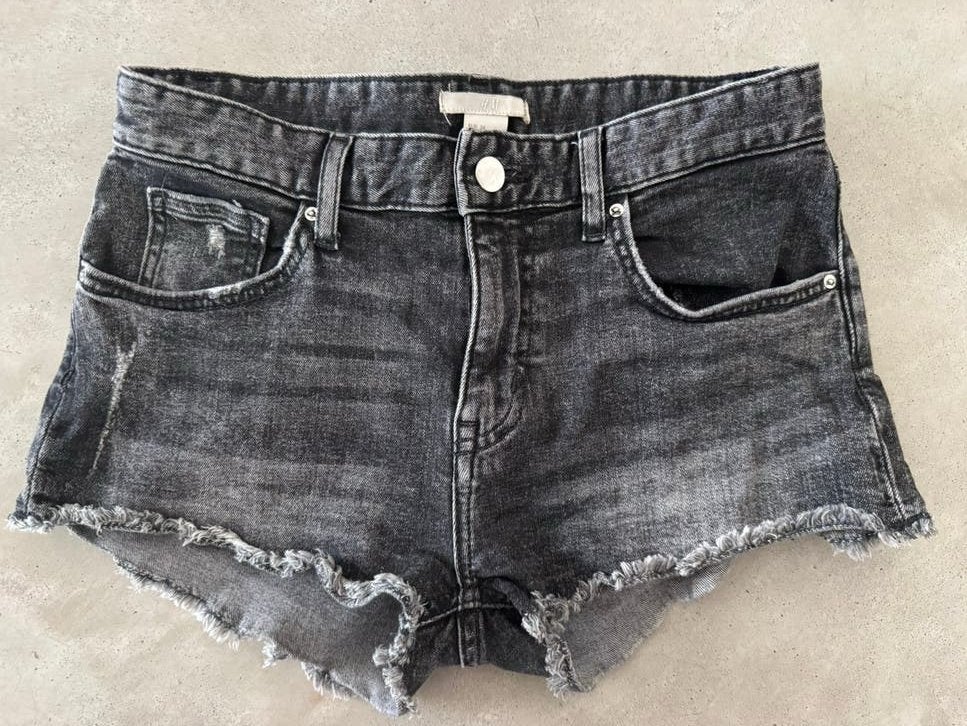 Zara spijkershort spijker korte broek zwart denim mt 34, Kleding | Dames, Ophalen of Verzenden, Zo goed als nieuw, Zwart, W27 (confectie 34) of kleiner