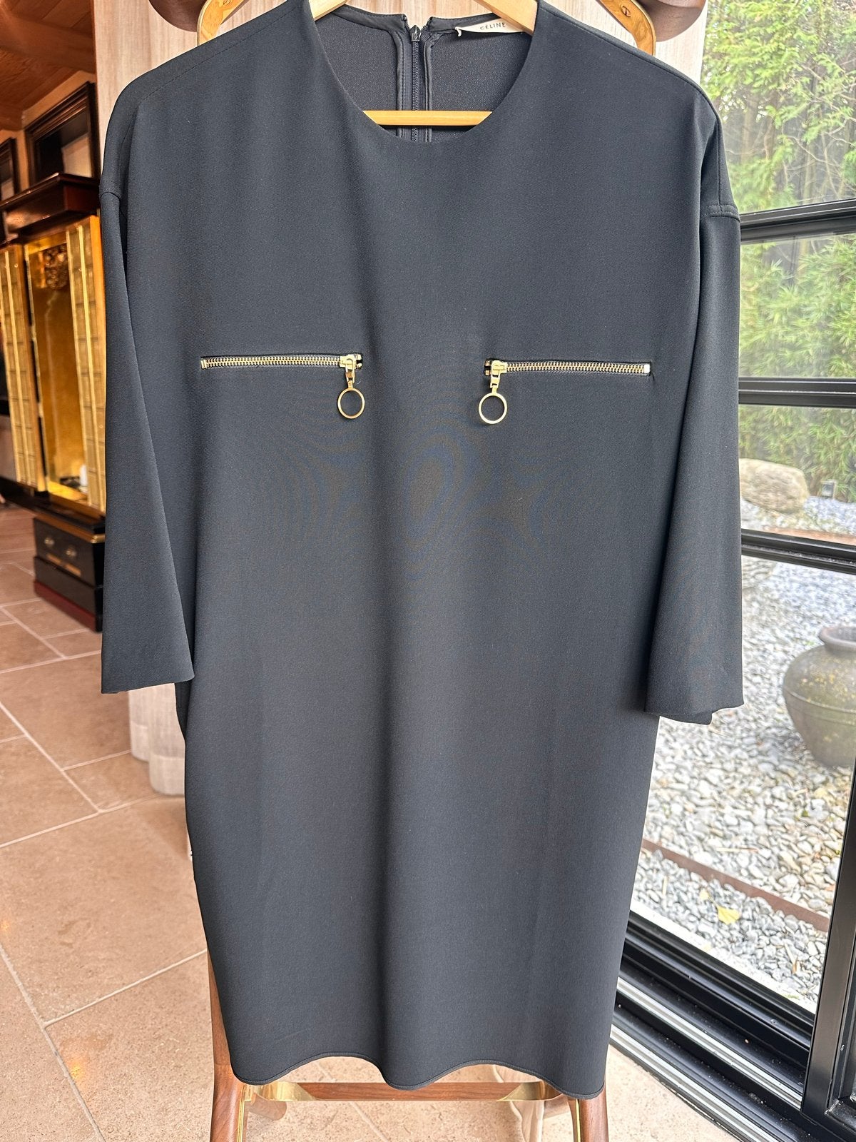 Celine Zwarte Jurk met Gouden Ritsen - Maat 36, Verzenden, Zwart, Zo goed als nieuw, Knielengte