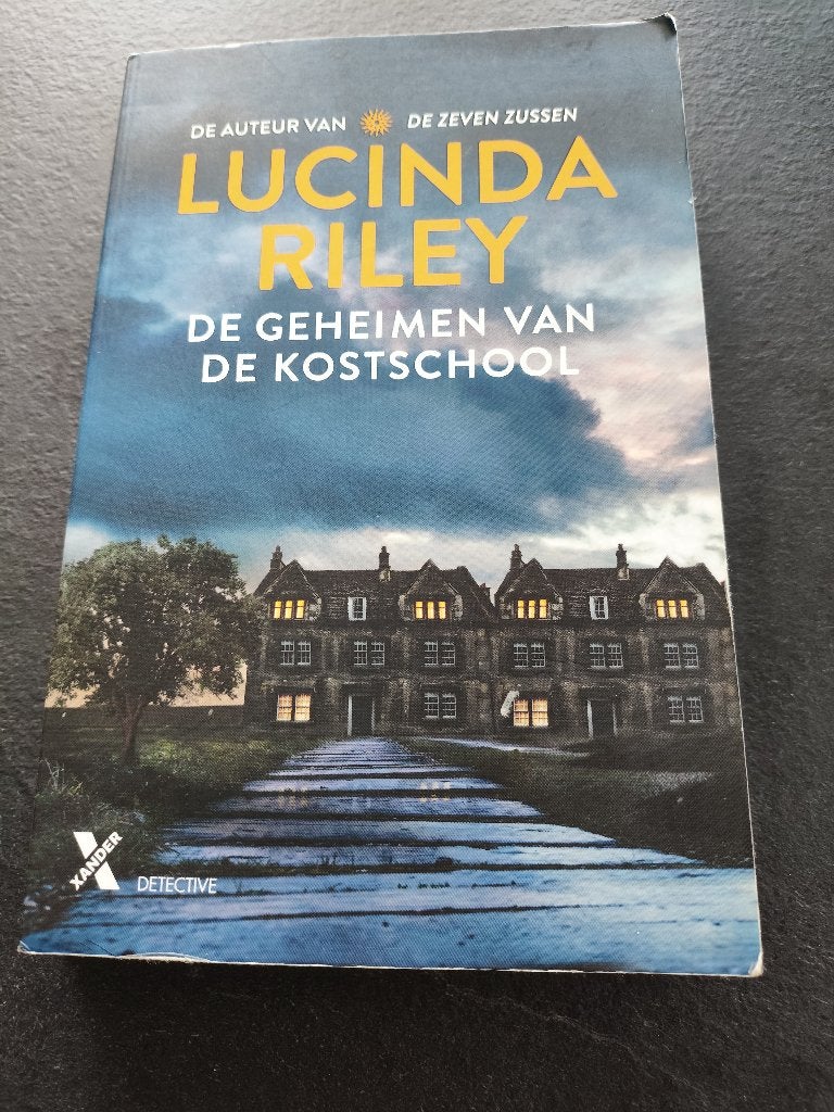 Lucinda Riley De Geheimen van de Kostschool, Ophalen of Verzenden, Zo goed als nieuw, Lucinda Riley
