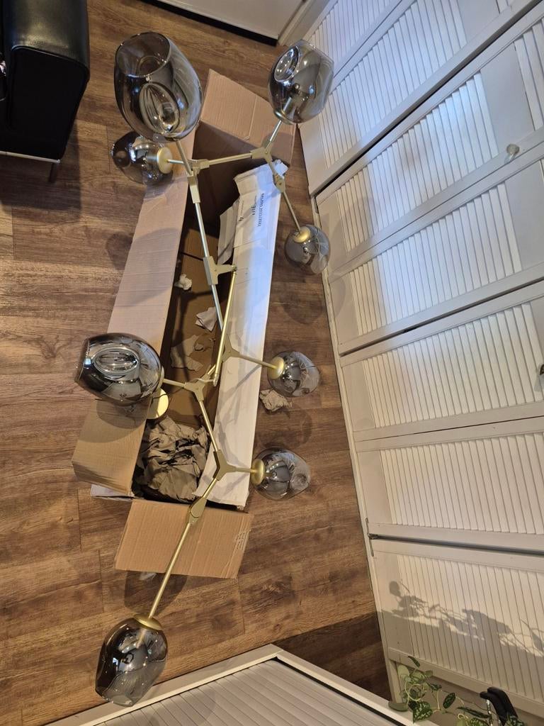 Moderne gouden hanglamp met 8 rookglazen bollen, Huis en Inrichting, Lampen | Hanglampen, Ophalen, Nieuw, Glas, 75 cm of meer