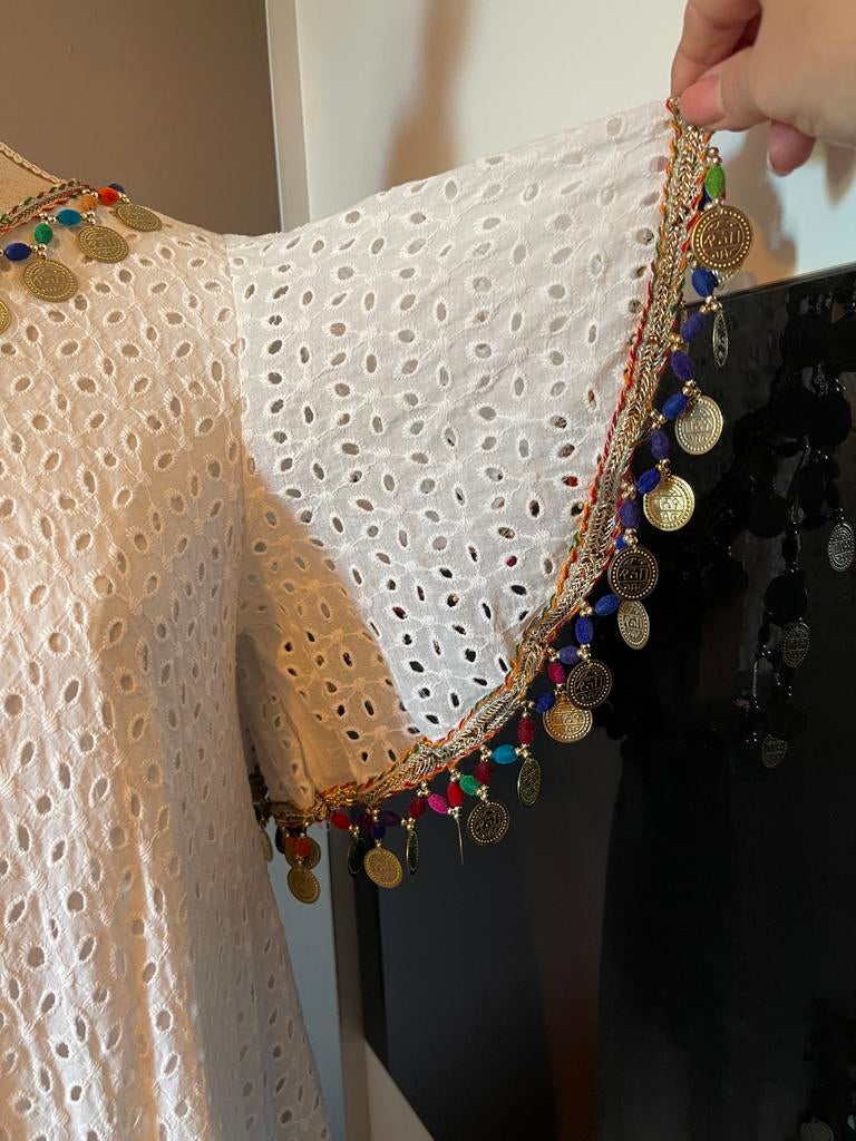 Witte kaftan jurk met kleurrijke borduursels en munten, Kleding | Dames, Ophalen of Verzenden, Zo goed als nieuw, Maat 38/40 (M)