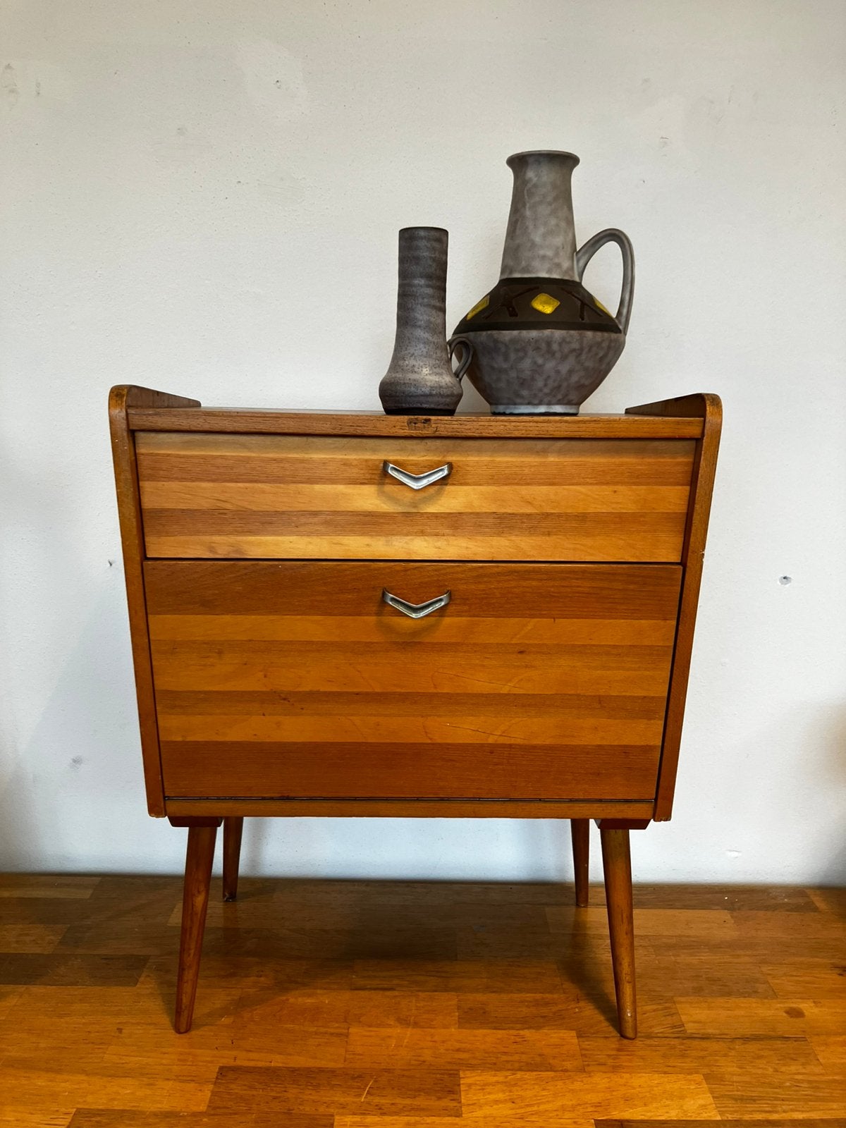 Vintage kastje. Jaren 60. Op schuine poten, Antiek en Kunst, Antiek | Meubels | Kasten, Ophalen of Verzenden