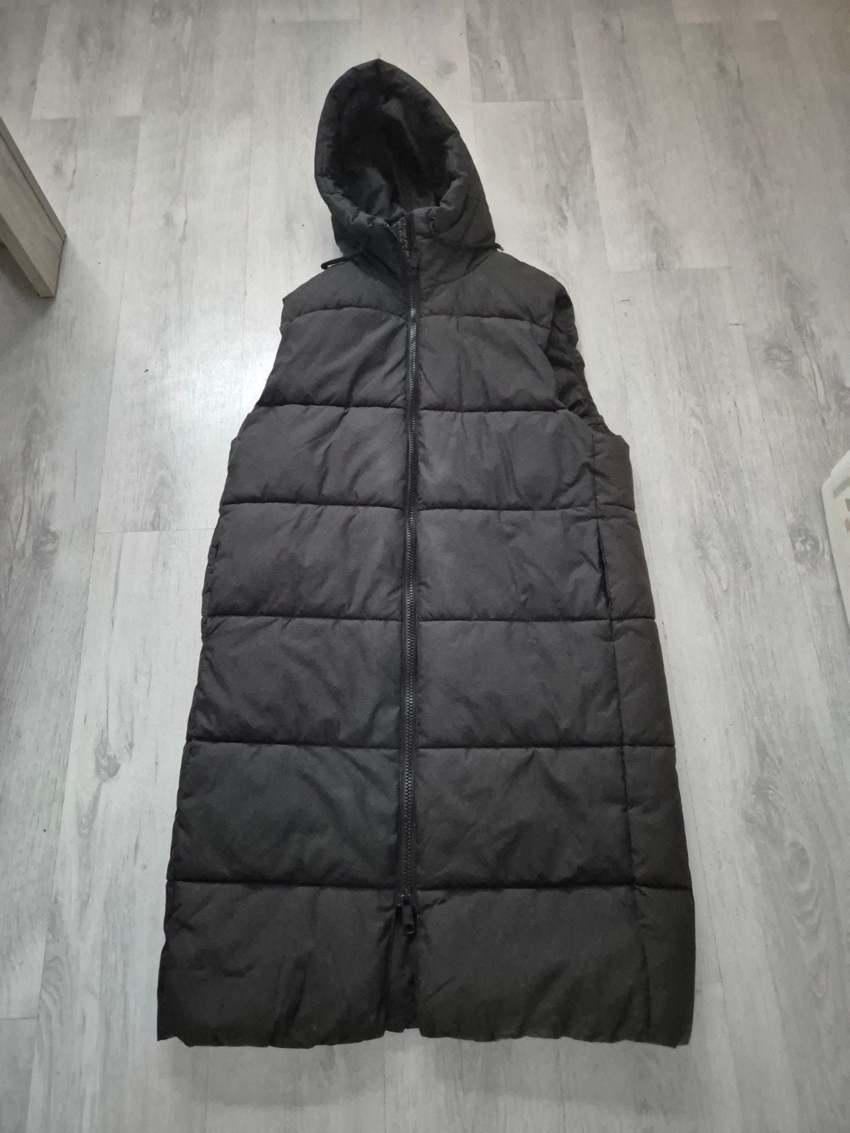Lange zwarte H&M bodywarmer met capuchon, maat xl, H&M, Zwart, Ophalen of Verzenden, Zo goed als nieuw