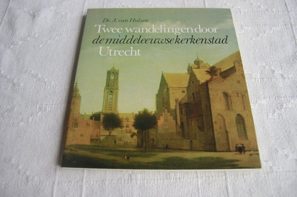 Twee wandelingen door de middeleeuwse stad Utrecht, Ophalen of Verzenden, Gelezen