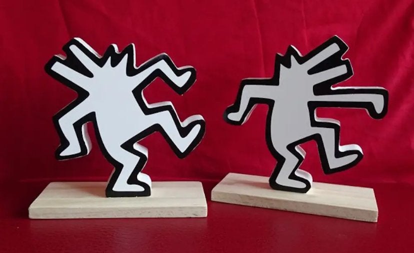 Keith Haring Dancing Dogs - Set van 2/boekensteun, Antiek en Kunst, Groep mensen, Minder dan 20 cm, Ophalen of Verzenden, Gemerkt