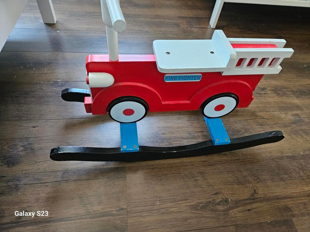Houten hobbelpaard Brandweerauto - Rij- en hobbelspeelgoed, Ophalen of Verzenden, Gebruikt, Rij- of Hobbelspeelgoed