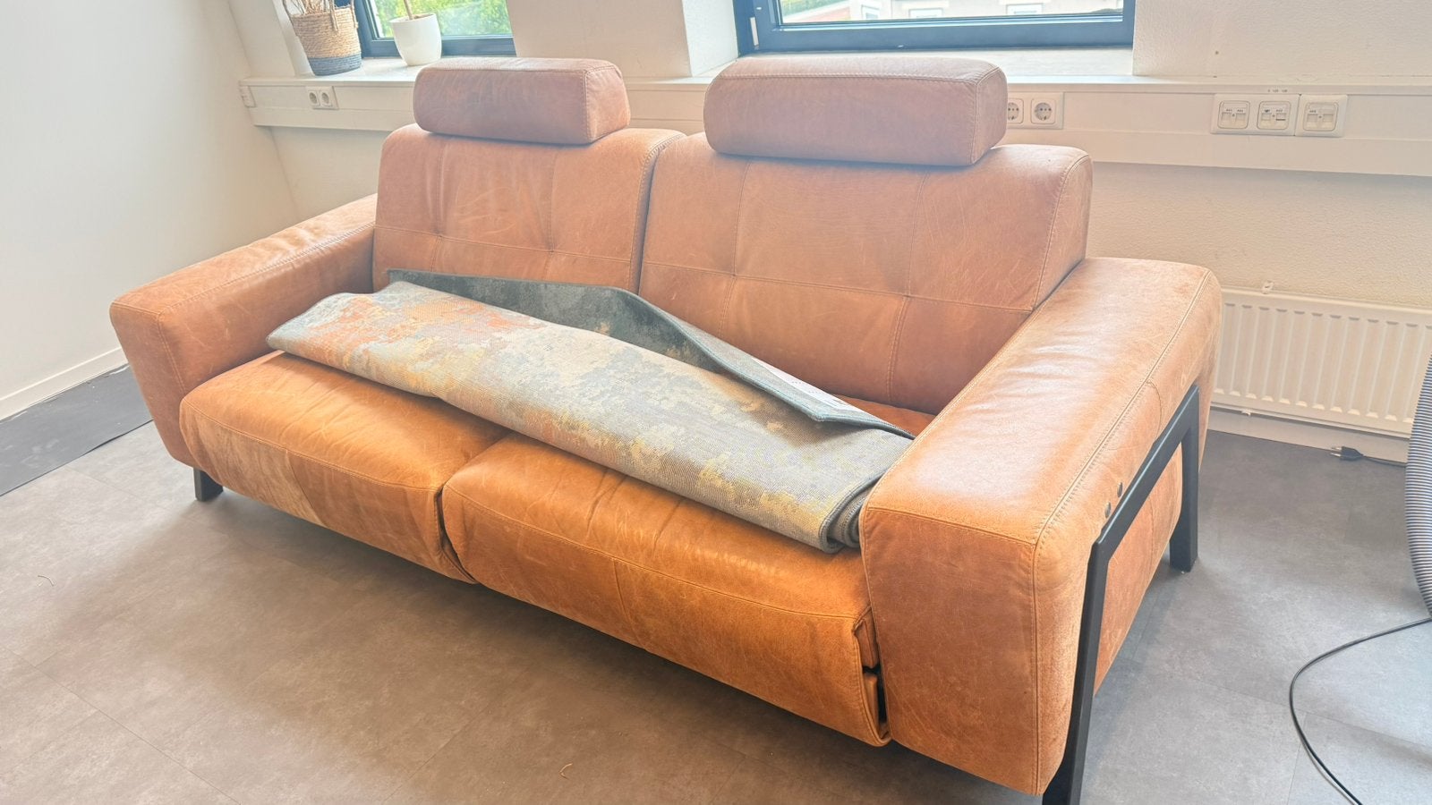 Gratis - Grote leren elektrische bank + vloerkleed, Ophalen, Zo goed als nieuw, Vierpersoons of meer