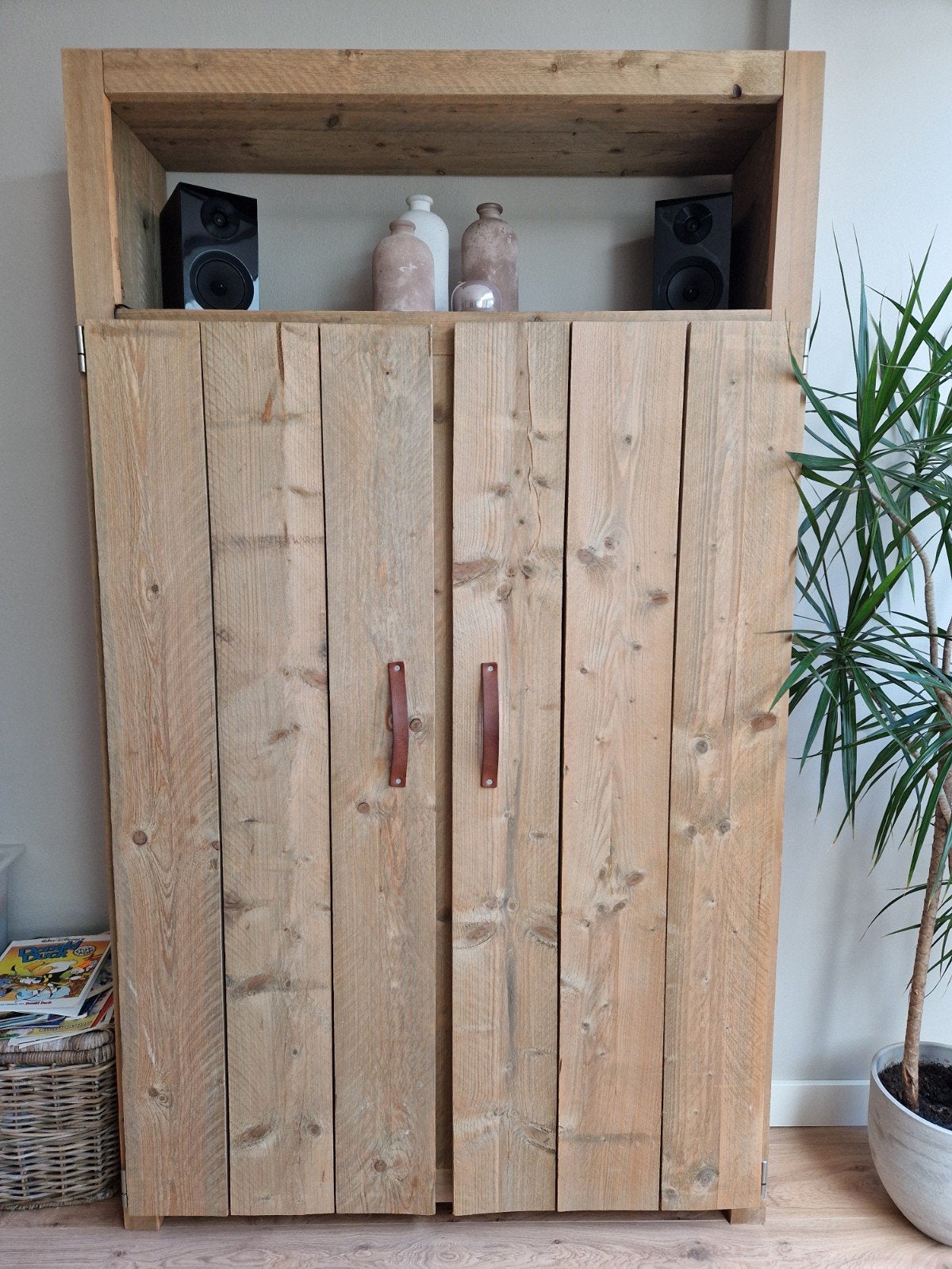 Steigerhouten kast met leren handgrepen, Ophalen, Zo goed als nieuw