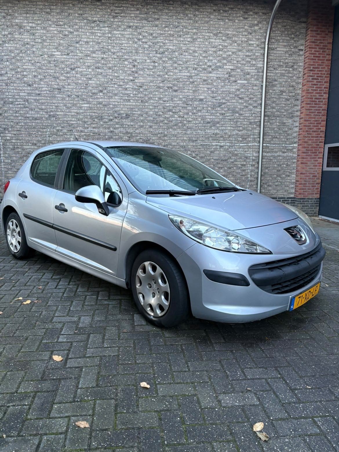 Peugeot 207 1.4 16V 5DRS 2007 Grijs, Auto's, Voorwielaandrijving, 1360 cc, 4 cilinders, 49 €/maand