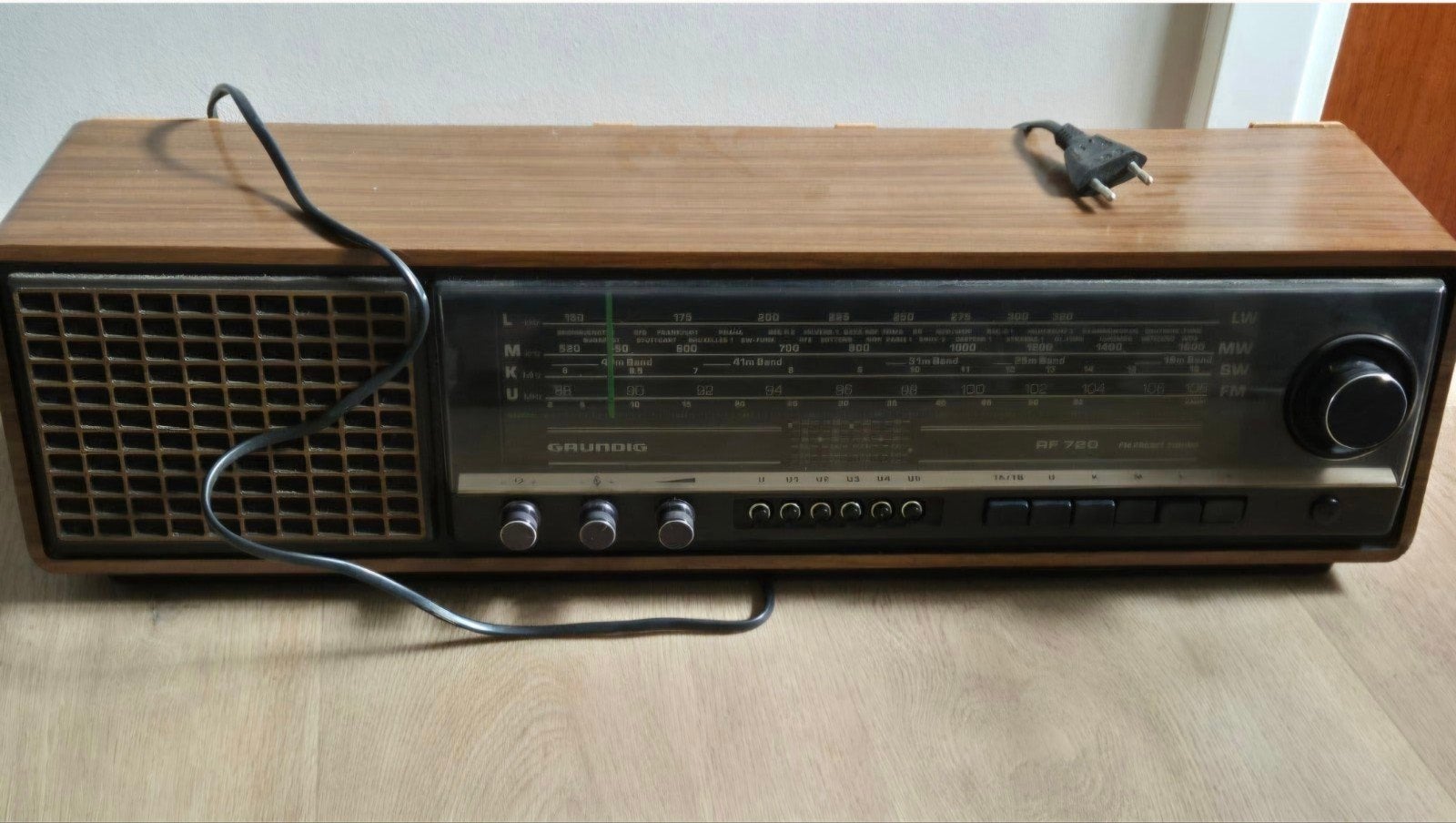 Vintage Grundig RF 720 radio, Ophalen