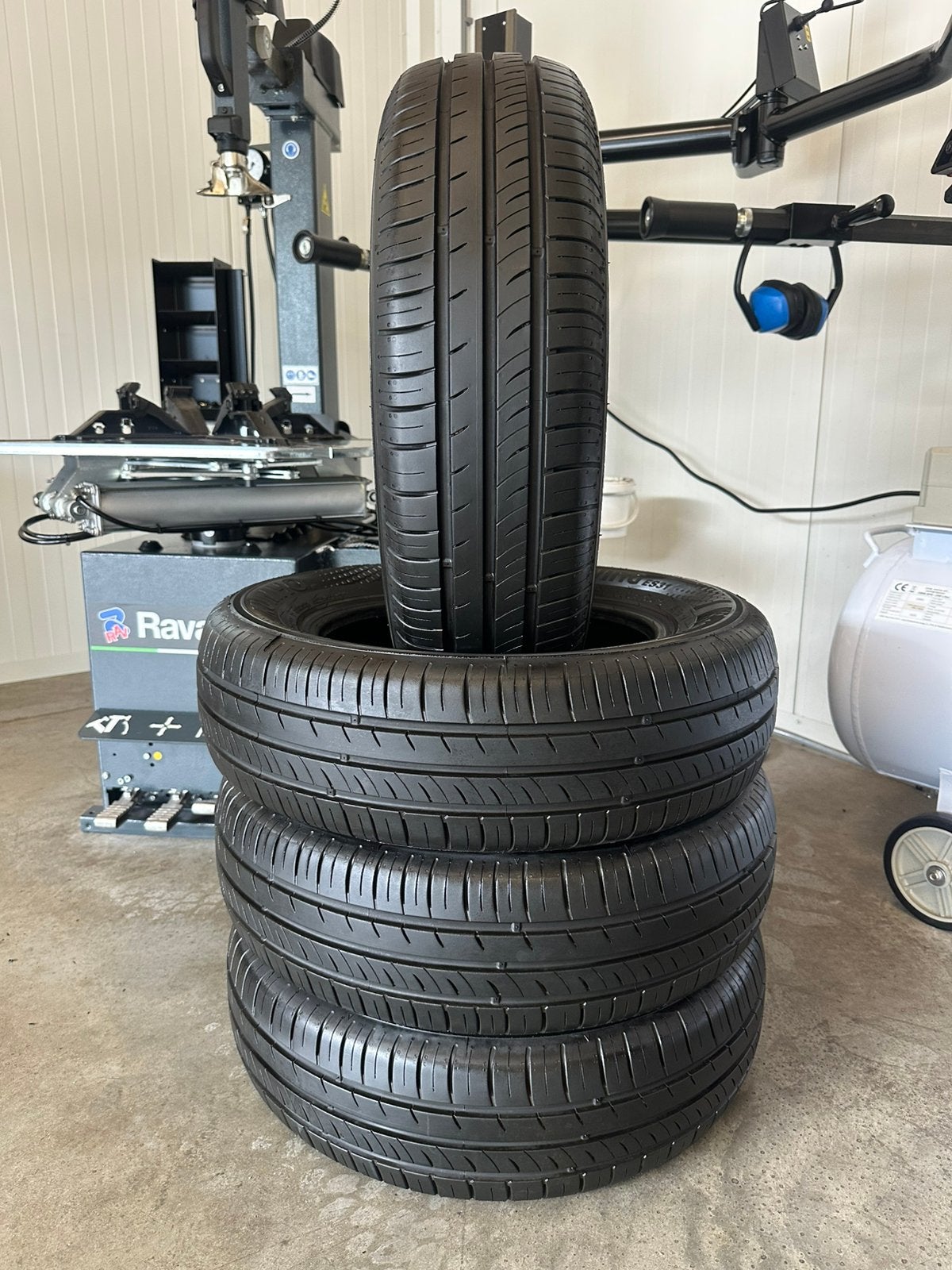 4 Stuks Kumho 185 65 15 Zomerbanden Inclusief Montage, Auto-onderdelen, Banden en Velgen, 15 inch, Nieuw, 185/65 R15, Zomerbanden