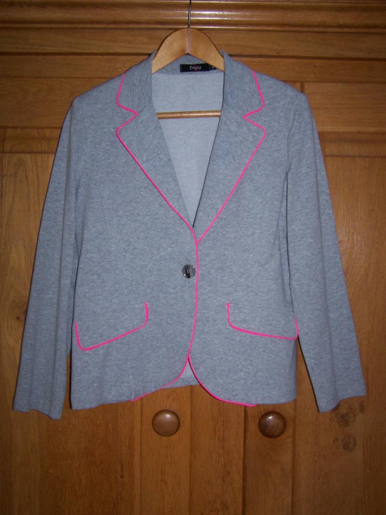 te koop: jas grijs met roze bies maat XL, valt klein uit, Ophalen, Zo goed als nieuw, Maat 46/48 (XL) of groter, Grijs
