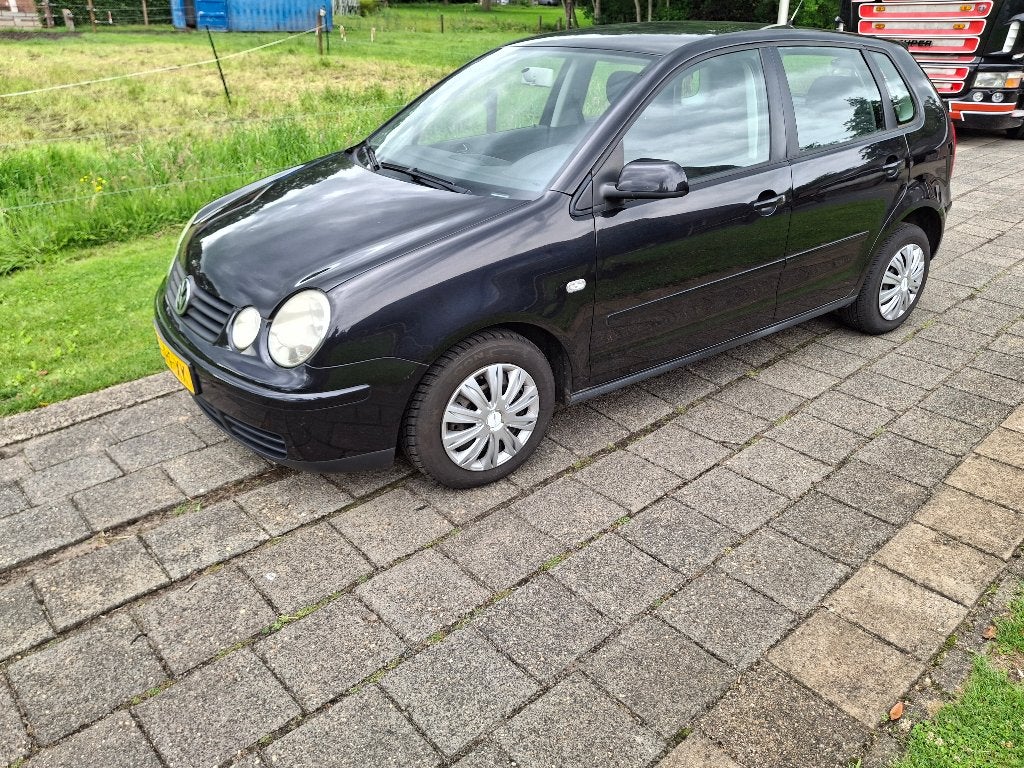Volkswagen Polo 1.4 55KW 2004 Zwart nieuwe apk 12-6-2027, Voorwielaandrijving, 4 cilinders, Zwart, Origineel Nederlands